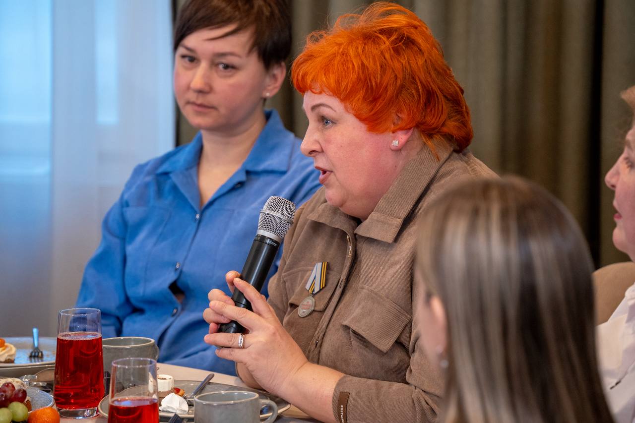 В Салехарде вместе с губернатором региона Дмитрием Артюховым, депутатами «Единой России» окружного парламента и муниципальных дум встретились с семьями участников специальной военной операции В Салехарде вместе с губернатором региона Дмитрием Артюховым, депутатами «Единой России» окружного парламента и муниципальных дум встретились с семьями участников специальной военной операции