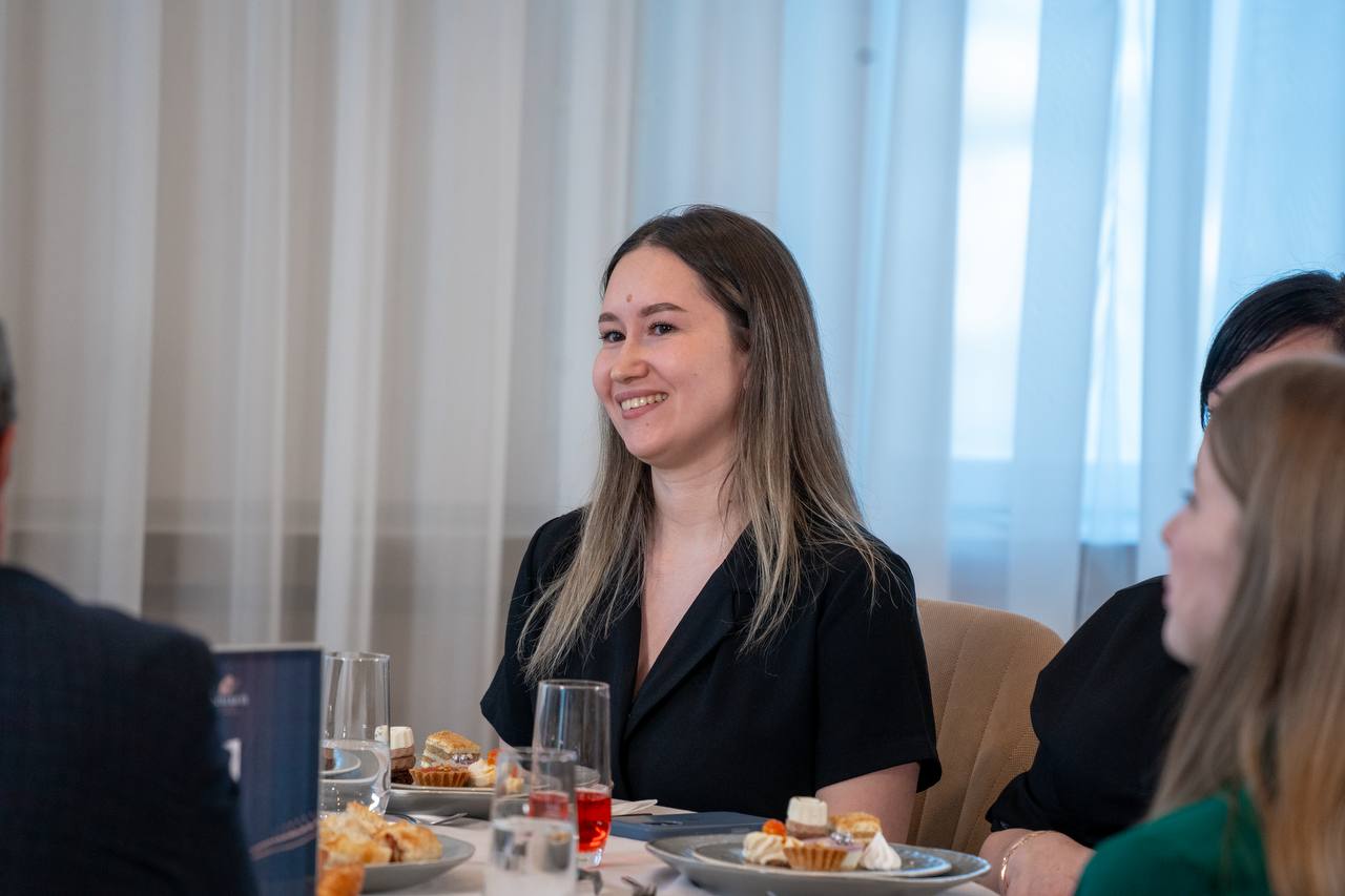 В Салехарде вместе с губернатором региона Дмитрием Артюховым, депутатами «Единой России» окружного парламента и муниципальных дум встретились с семьями участников специальной военной операции В Салехарде вместе с губернатором региона Дмитрием Артюховым, депутатами «Единой России» окружного парламента и муниципальных дум встретились с семьями участников специальной военной операции