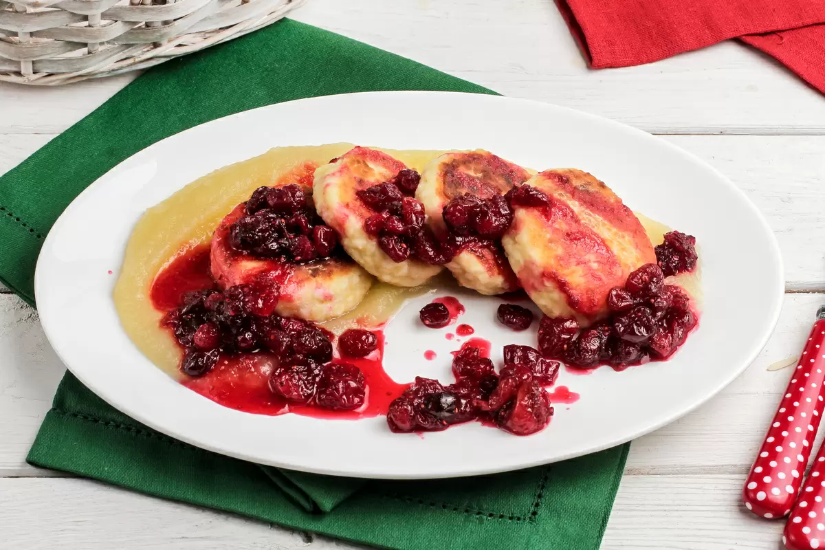 Сырники с яблочным пюре и клюквенным соусом