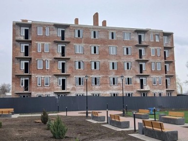 Ямальские строители приступили к монтажу наружных сетей теплоснабжения многоквартирного дома в Волновахе