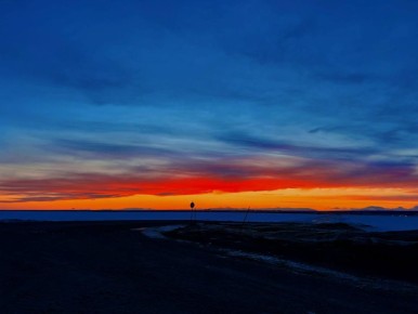 Огненный закат и городские огни: Салехард готовится ко сну