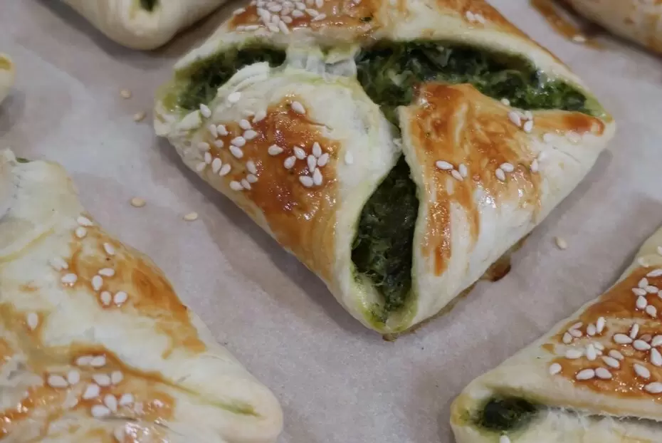 Необычное лакомство: слоенки со шпинатом для гармоничного ужина