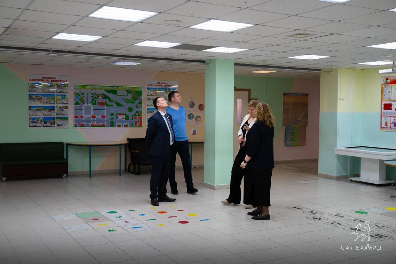 Во второй школе заменили светильники