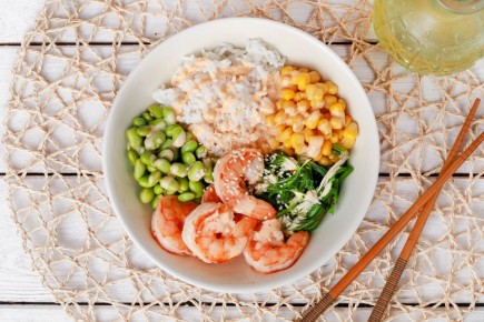 Покорите вкусом: поке с креветками, чука и эдамаме