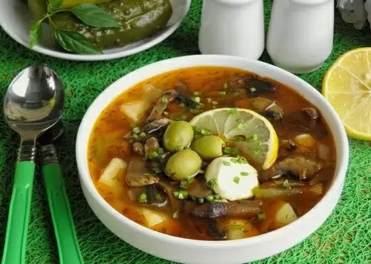 Невероятно вкусная грибная солянка: пошаговый рецепт с солеными огурцами