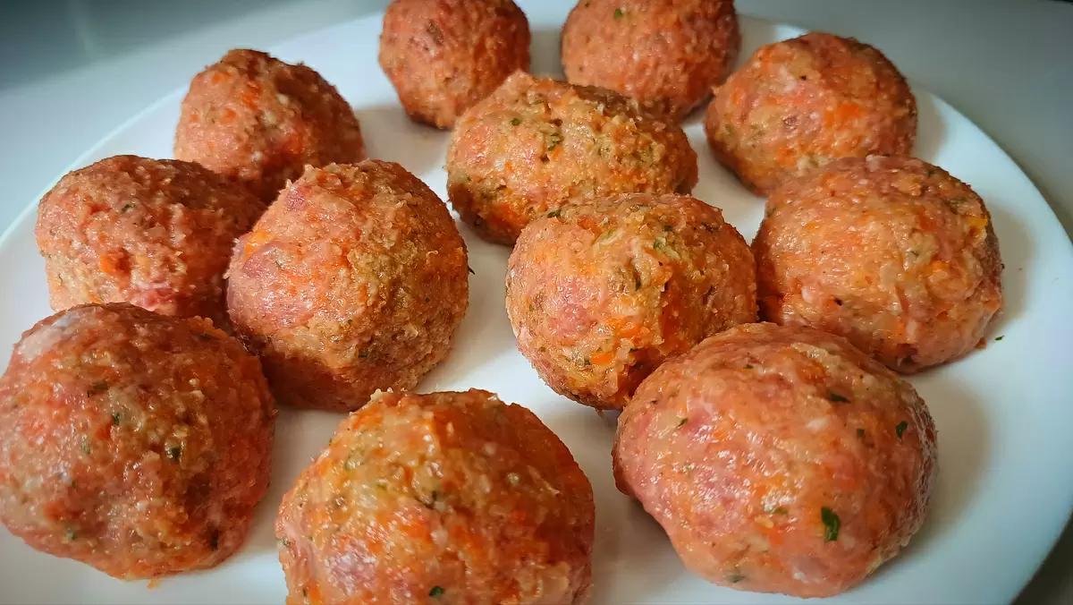 Как приготовить сочные мясные колобки в ароматном соусе