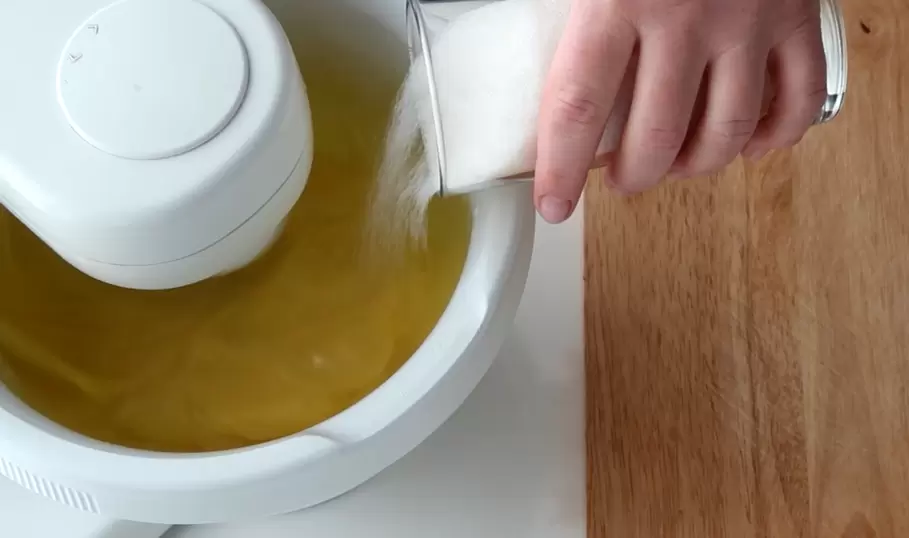 Невероятно воздушная шарлотка с яблоками: простой рецепт для восторга