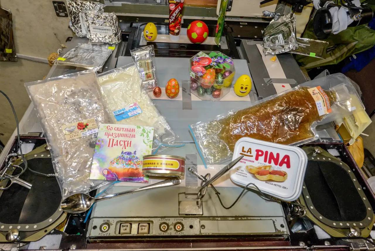 Пасху отметили на МКС. В расписании дня — сеанс по видеосвязи с родными, а также праздничный обед — с домашними куличами и крашеными яйцами, отправленными посылкой с Земли Пасху отметили на МКС. В расписании дня — сеанс по видеосвязи с родными, а также праздничный обед — с домашними куличами и крашеными яйцами, отправленными посылкой с Земли