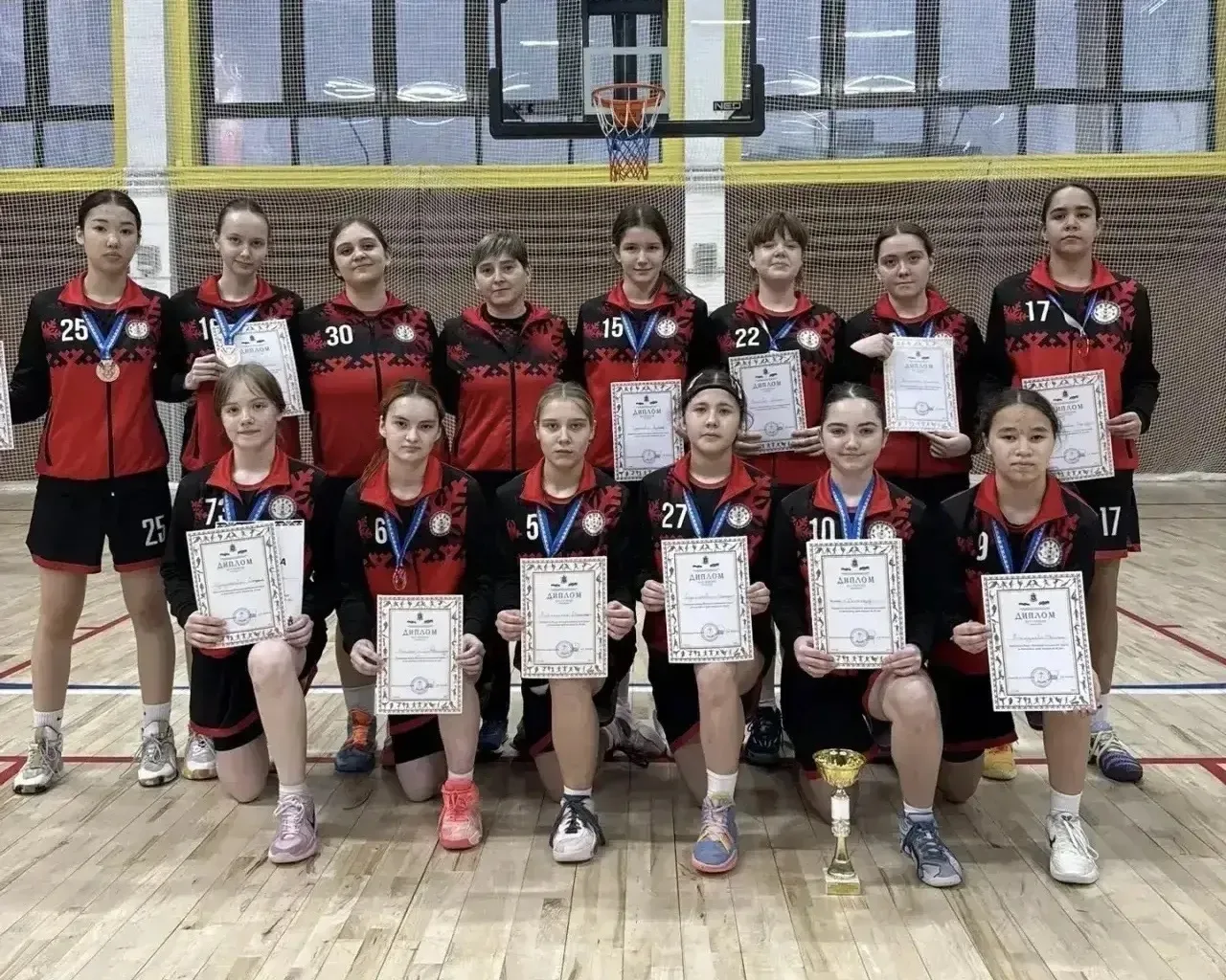 В Салехарде завершилось первенство округа по баскетболу В Салехарде завершилось первенство округа по баскетболу