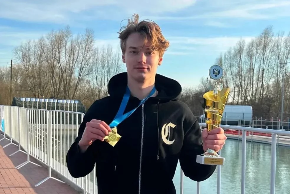 Ямалец Лев Агафонов установил рекорд России на чемпионате по зимнему плаванию
