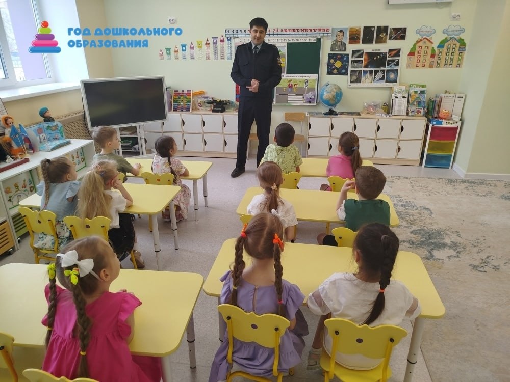 В Ноябрьске сотрудники Госавтоинспекции провели познавательный урок по дорожной безопасности для воспитанников детского сада «Надежда» В Ноябрьске сотрудники Госавтоинспекции провели познавательный урок по дорожной безопасности для воспитанников детского сада «Надежда»