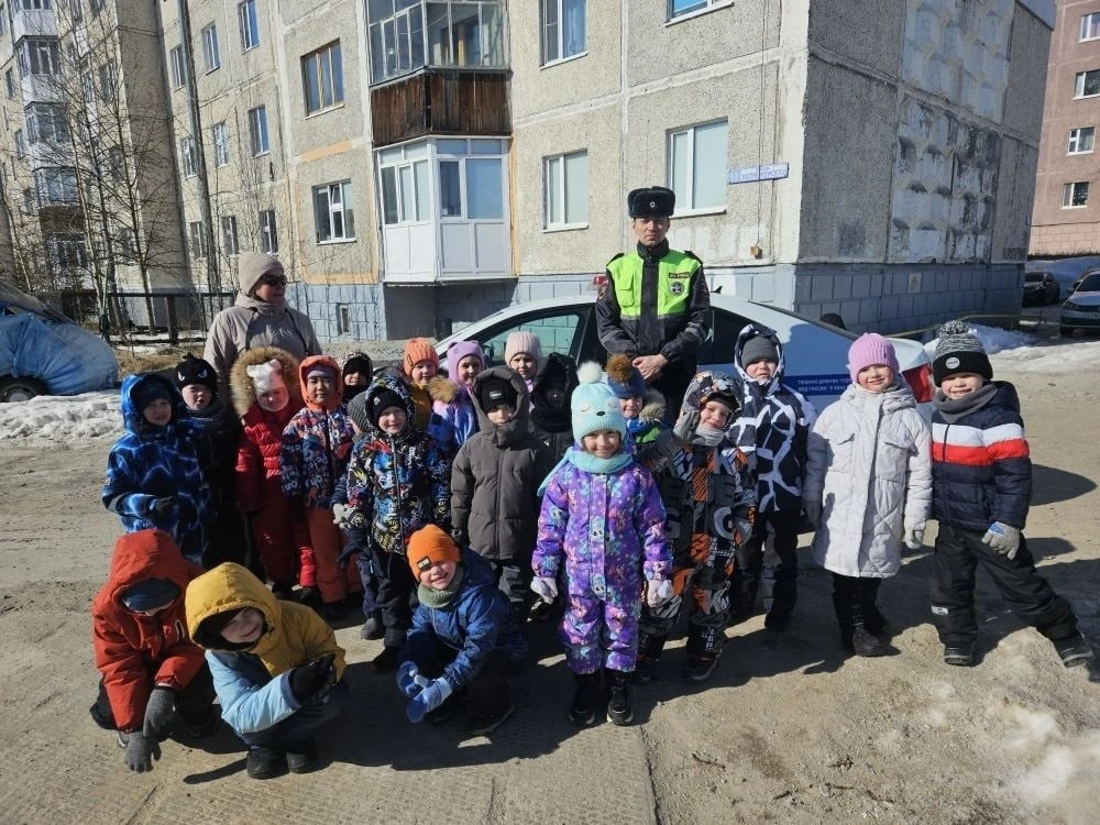 Ноябрьские воспитанники детского сада «Мальвина» познакомились с работой автоинспекторов Ноябрьские воспитанники детского сада «Мальвина» познакомились с работой автоинспекторов