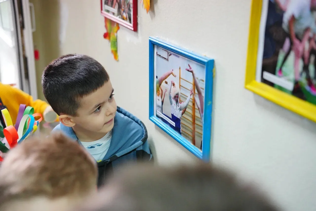 В школе уже почти свои!. В Салехарде будущие первоклассники делают первые шаги в школьную жизнь: на этой неделе воспитанники старших групп детских садов приходят на экскурсии в школы города В школе уже почти свои!. В Салехарде будущие первоклассники делают первые шаги в школьную жизнь: на этой неделе воспитанники старших групп детских садов приходят на экскурсии в школы города