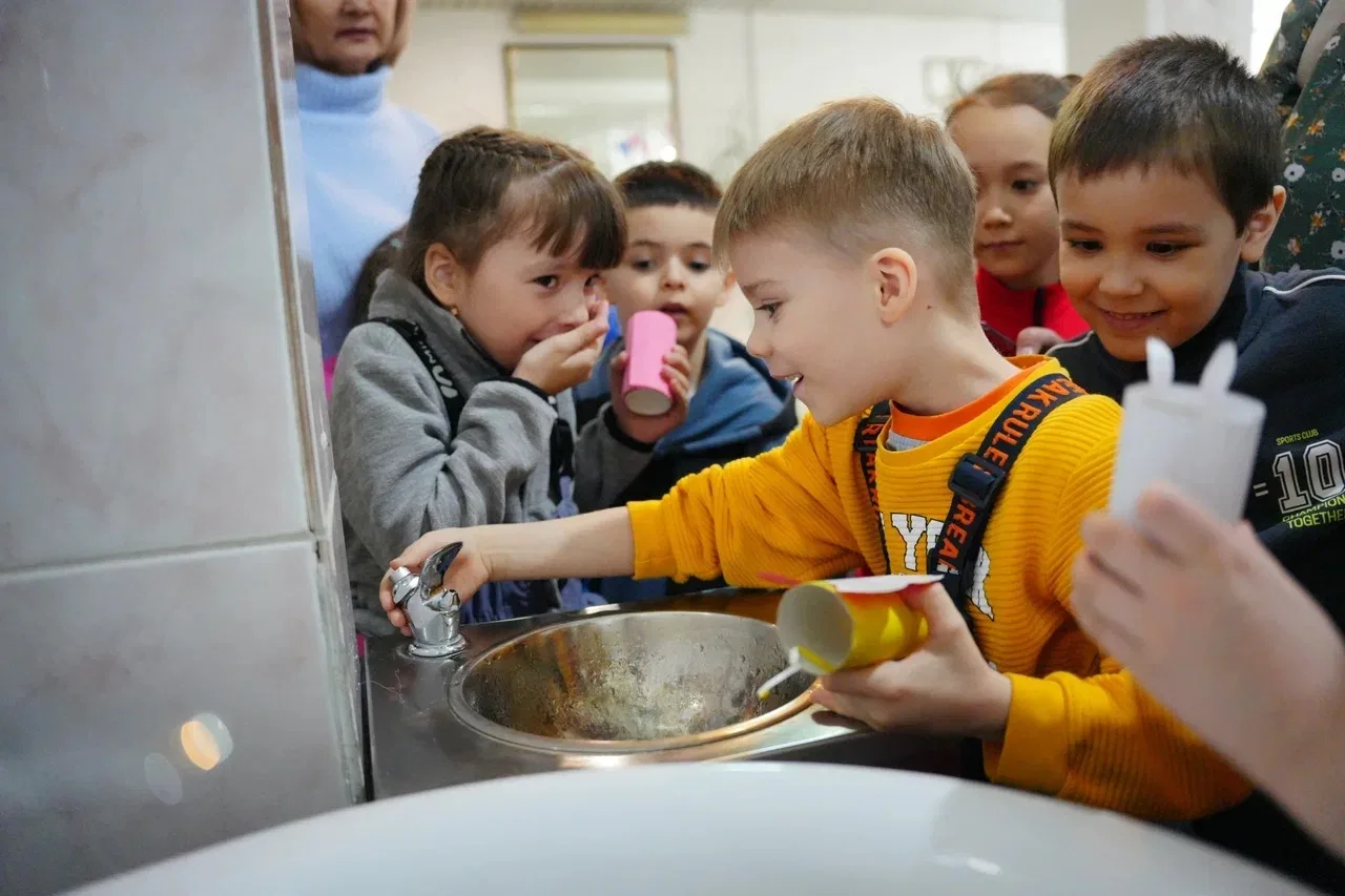 В школе уже почти свои!. В Салехарде будущие первоклассники делают первые шаги в школьную жизнь: на этой неделе воспитанники старших групп детских садов приходят на экскурсии в школы города В школе уже почти свои!. В Салехарде будущие первоклассники делают первые шаги в школьную жизнь: на этой неделе воспитанники старших групп детских садов приходят на экскурсии в школы города