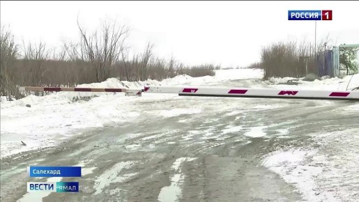 Лёд режут, берега укрепляют