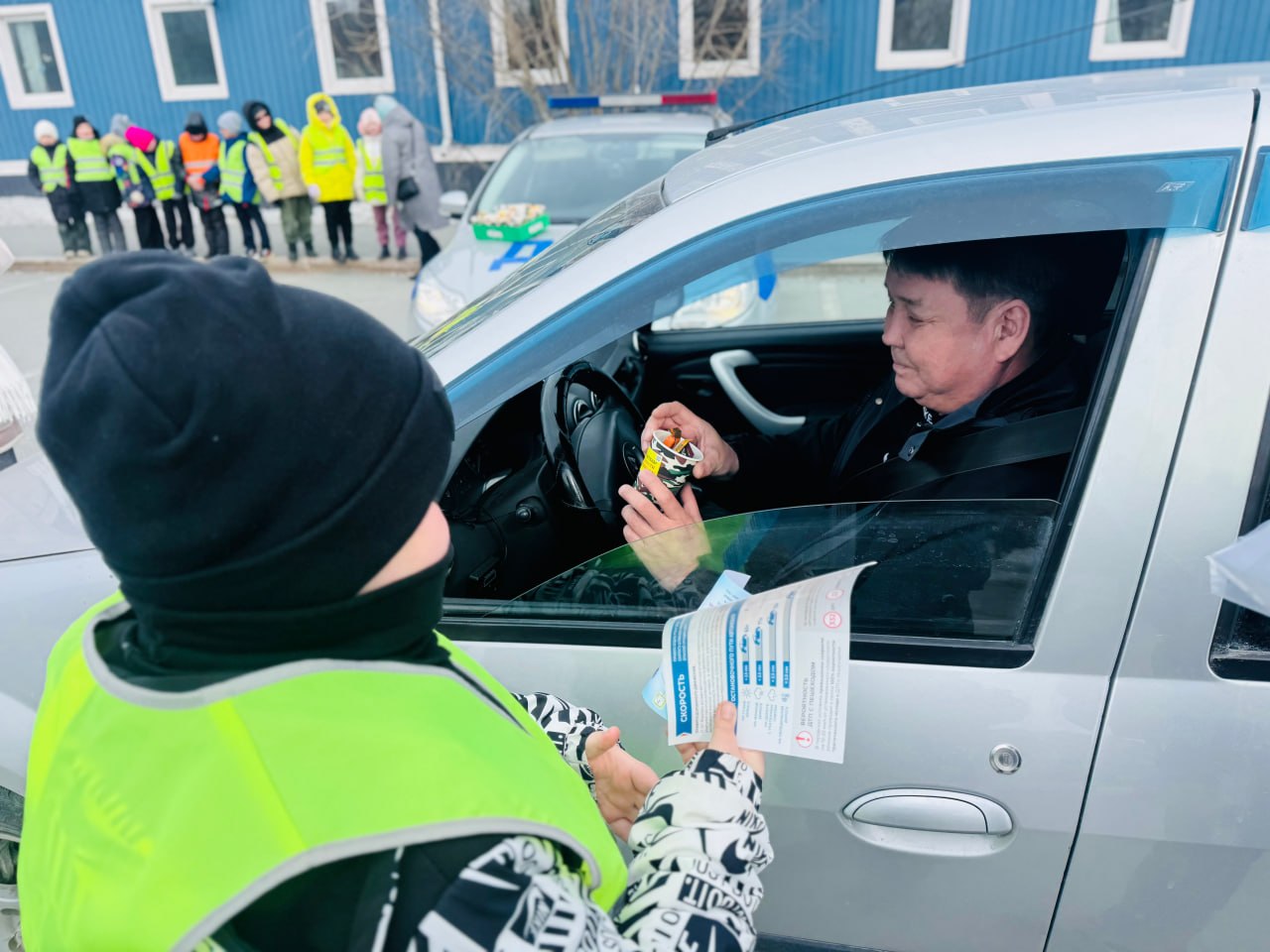 Сотрудники Госавтоинспекции Салехарда провели акцию «Водитель — пропусти пешехода!» Сотрудники Госавтоинспекции Салехарда провели акцию «Водитель — пропусти пешехода!»