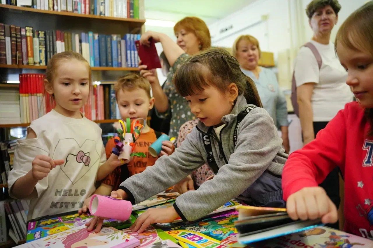 В школе уже почти свои!. В Салехарде будущие первоклассники делают первые шаги в школьную жизнь: на этой неделе воспитанники старших групп детских садов приходят на экскурсии в школы города В школе уже почти свои!. В Салехарде будущие первоклассники делают первые шаги в школьную жизнь: на этой неделе воспитанники старших групп детских садов приходят на экскурсии в школы города