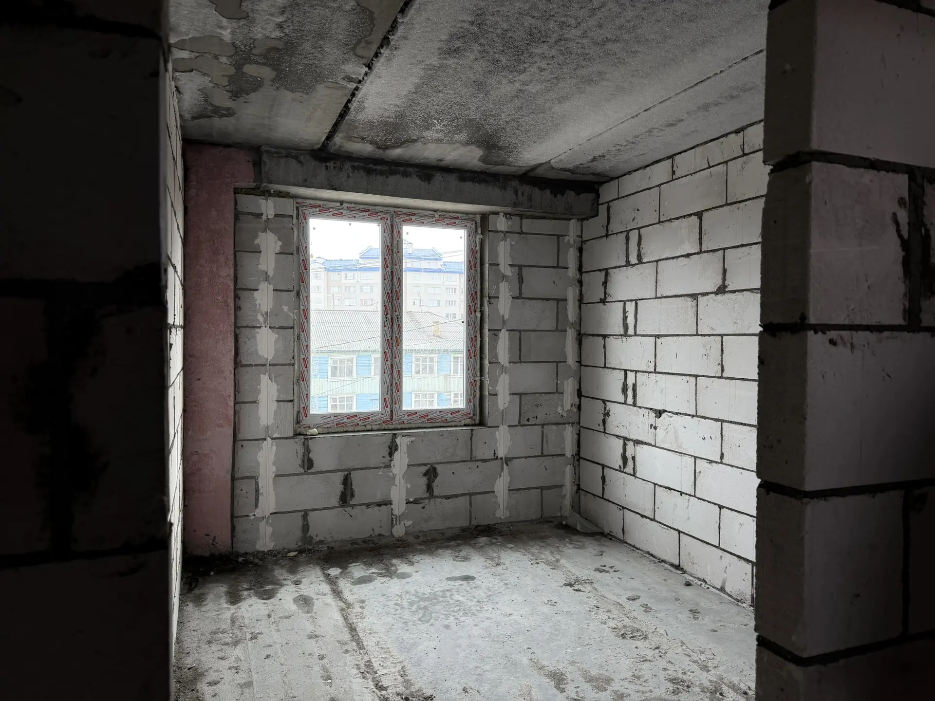 Строители приступитили к утеплению фасада строящегося дома в Салехарде Строители приступитили к утеплению фасада строящегося дома в Салехарде