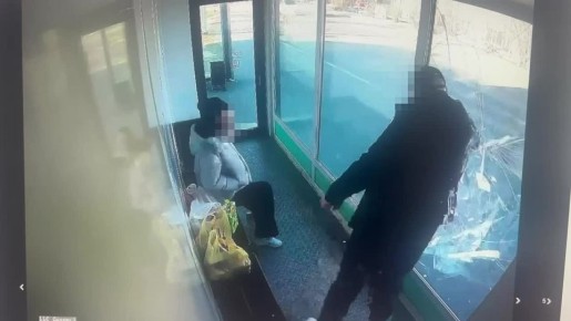 Вандалы громят тёплые остановки в Салехарде