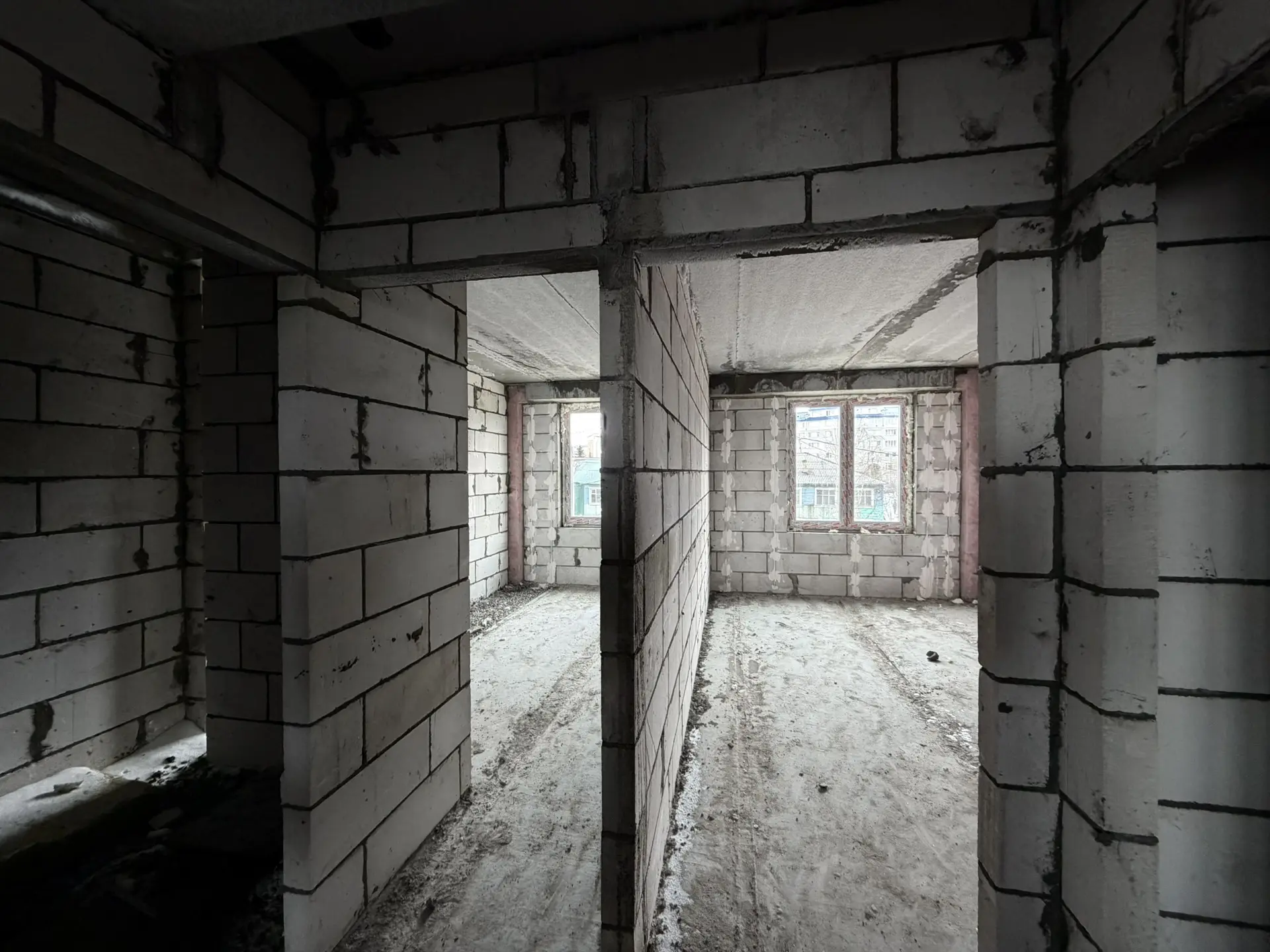 Строители приступитили к утеплению фасада строящегося дома в Салехарде Строители приступитили к утеплению фасада строящегося дома в Салехарде