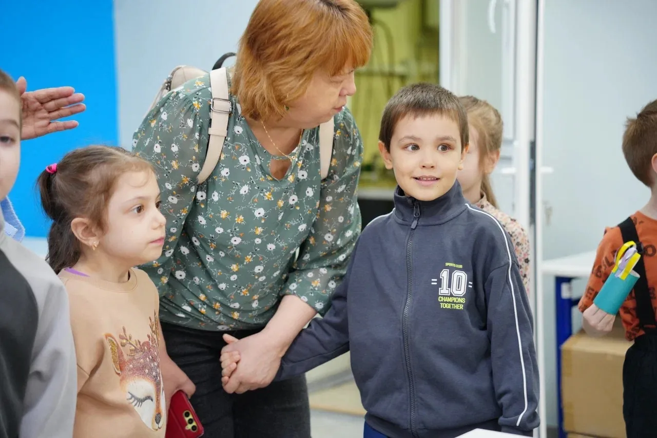 В школе уже почти свои!. В Салехарде будущие первоклассники делают первые шаги в школьную жизнь: на этой неделе воспитанники старших групп детских садов приходят на экскурсии в школы города