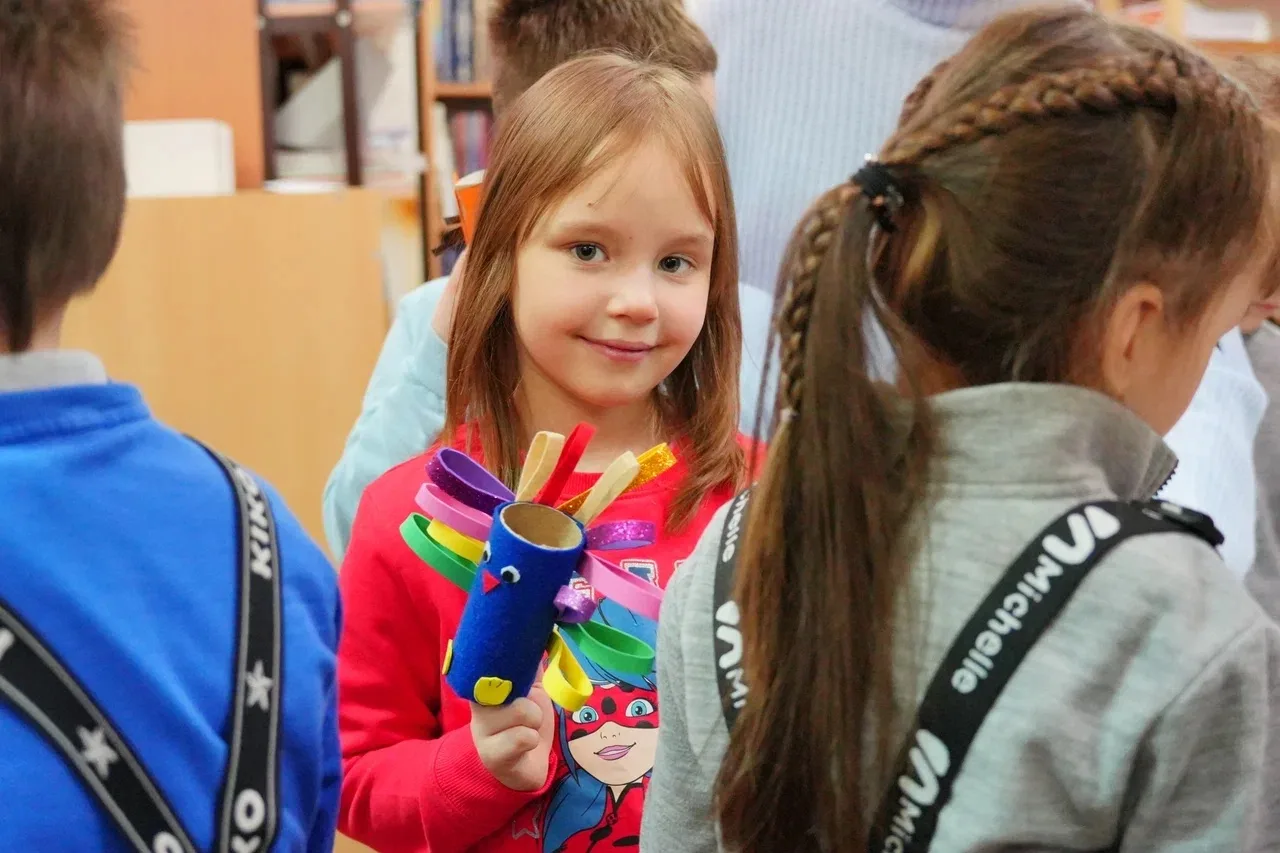 В школе уже почти свои!. В Салехарде будущие первоклассники делают первые шаги в школьную жизнь: на этой неделе воспитанники старших групп детских садов приходят на экскурсии в школы города В школе уже почти свои!. В Салехарде будущие первоклассники делают первые шаги в школьную жизнь: на этой неделе воспитанники старших групп детских садов приходят на экскурсии в школы города