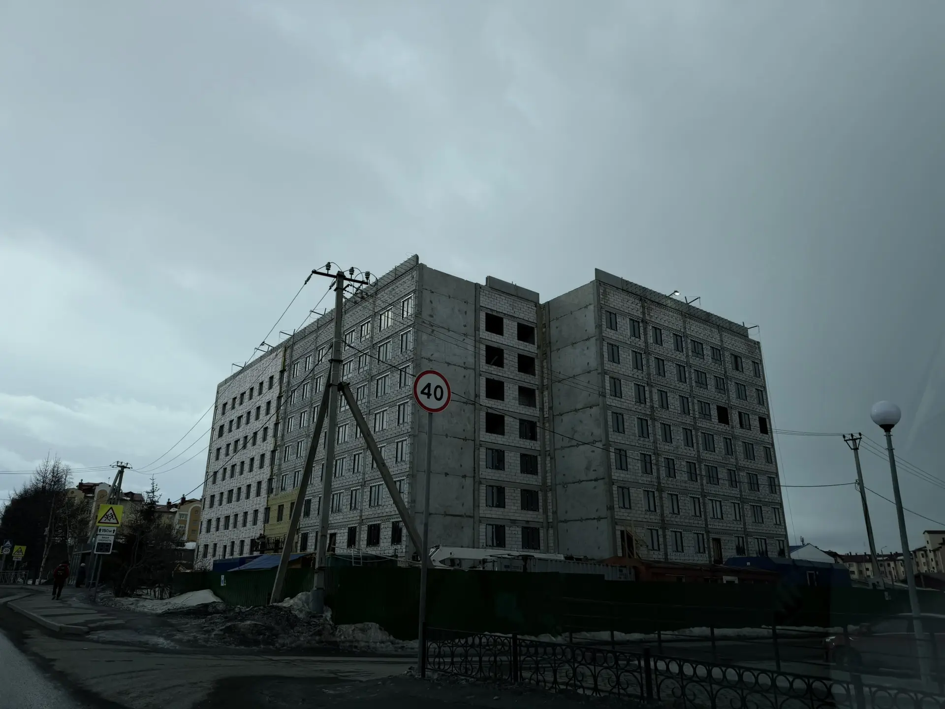 Строители приступитили к утеплению фасада строящегося дома в Салехарде Строители приступитили к утеплению фасада строящегося дома в Салехарде