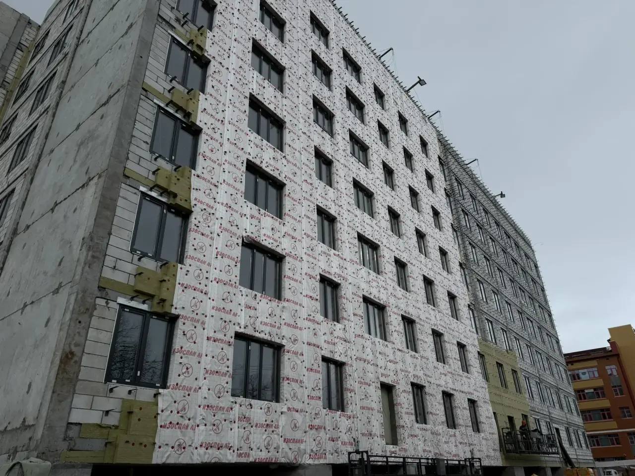 В Салехарде начали утеплять строящийся дом на Ямальской