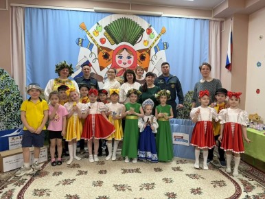 В детском саду «Рябинка» города Салехард состоялась благотворительная ярмарка «ДобРоДеЛ», в которой приняли активное участие сотрудники 1 пожарно-спасательной части