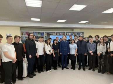 Прокурор Нового Уренгоя Александр Петров провел лекцию студентам Новоуренгойского многопрофильного колледжа по вопросам профилактики экстремизма, терроризма, информационной безопасности и безопасности в сфере дорожного...