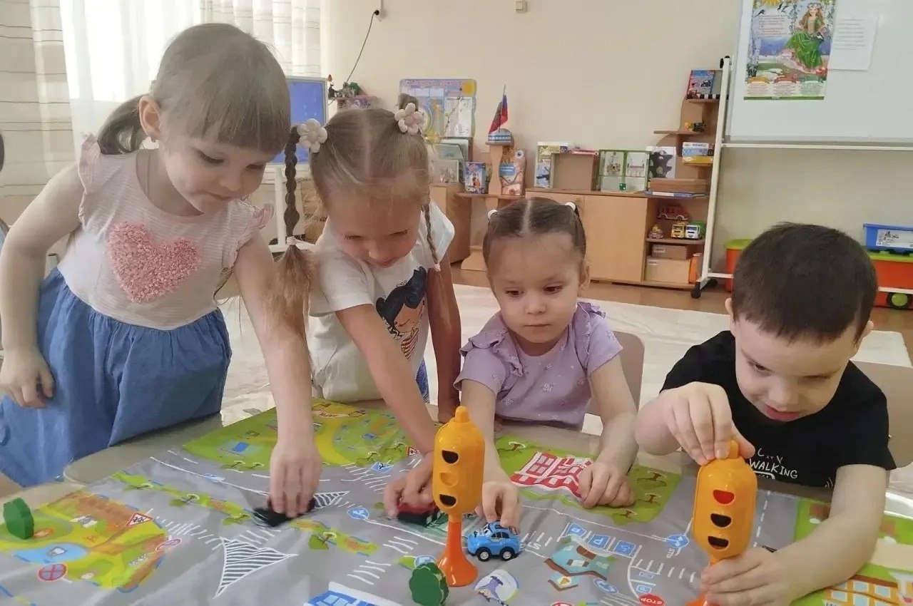 В Ноябрьске воспитанники детского сада «Колобок» приняли участие в «минутке дорожной безопасности» В Ноябрьске воспитанники детского сада «Колобок» приняли участие в «минутке дорожной безопасности»