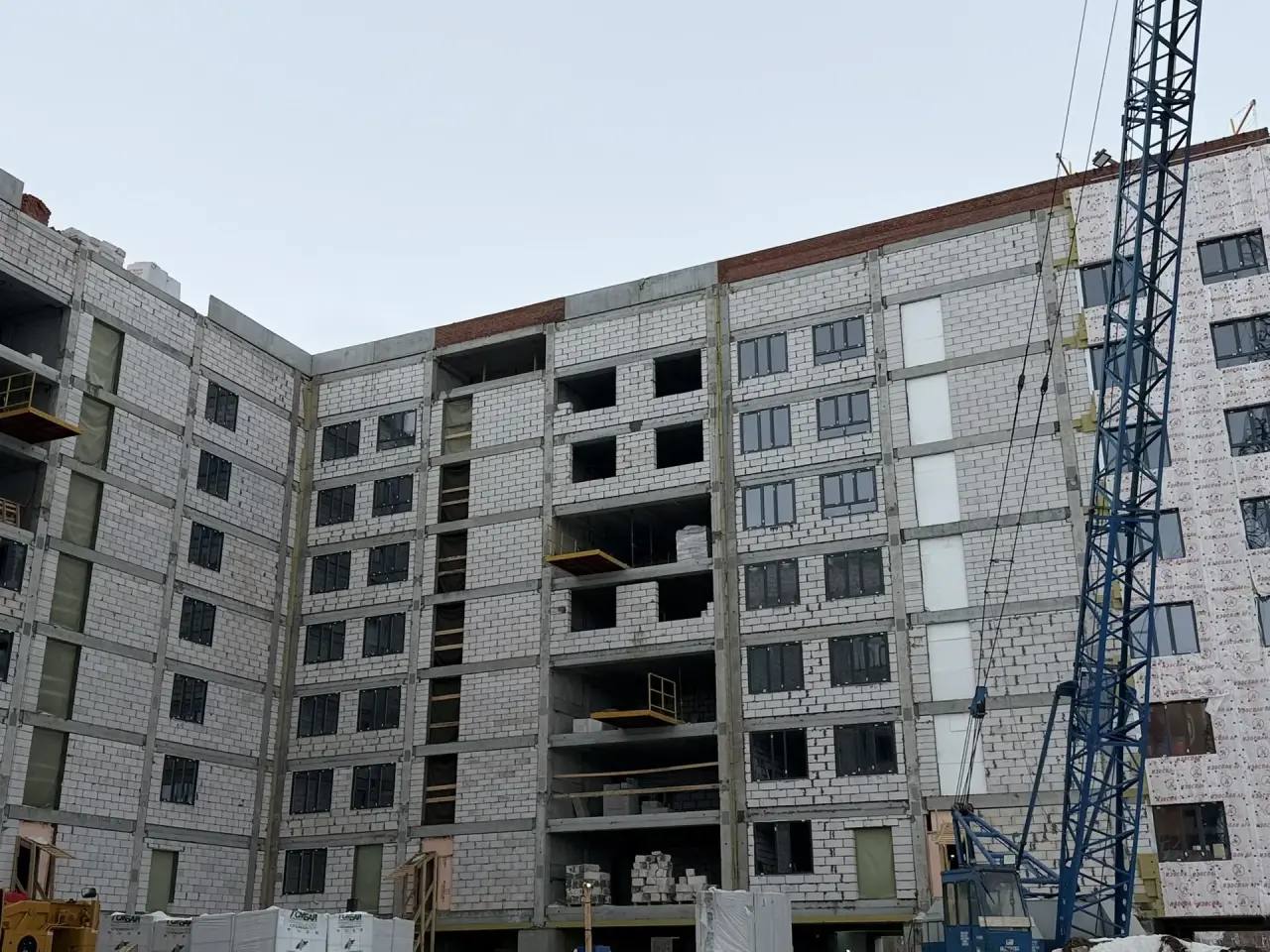 В Салехарде начали утеплять строящийся дом на Ямальской В Салехарде начали утеплять строящийся дом на Ямальской