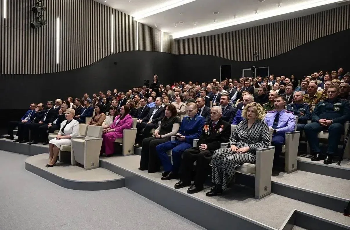 Антон Колодин: Сегодня на заседании Думы города доложил о том, каким насыщенным и результативным выдался для Нового Уренгоя прошлый год Антон Колодин: Сегодня на заседании Думы города доложил о том, каким насыщенным и результативным выдался для Нового Уренгоя прошлый год