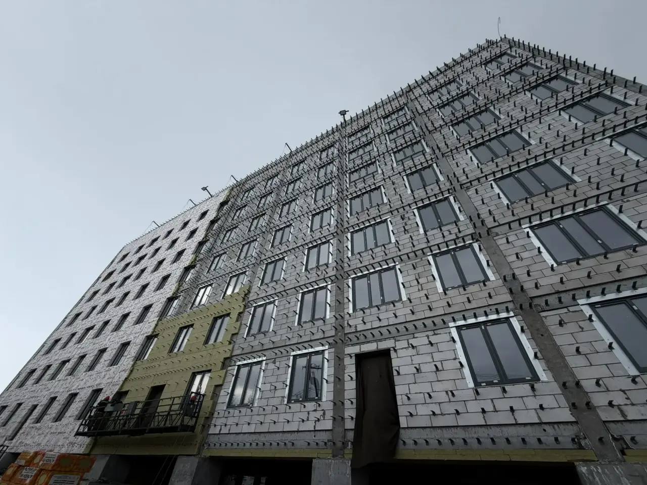 В Салехарде начали утеплять строящийся дом на Ямальской В Салехарде начали утеплять строящийся дом на Ямальской