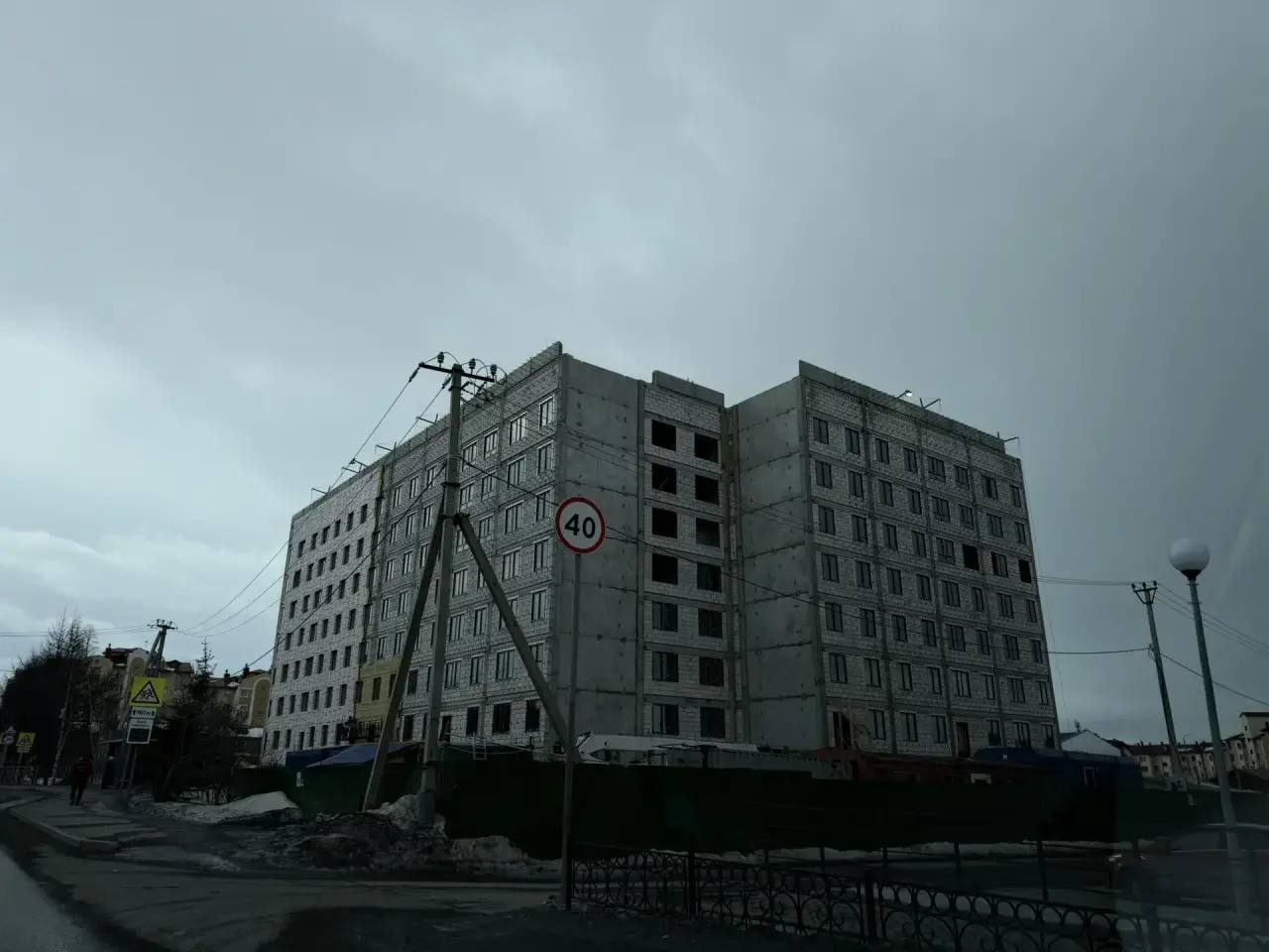 В Салехарде начали утеплять строящийся дом на Ямальской В Салехарде начали утеплять строящийся дом на Ямальской