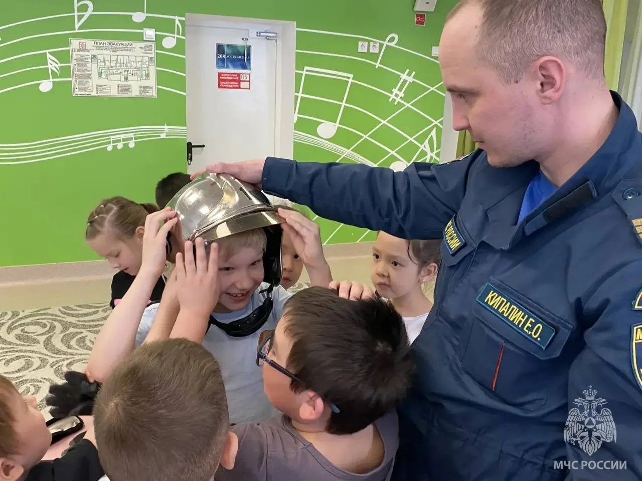 В гости к воспитанникам подготовительных групп «Искорка» и «Ручеёк» детского сада «Северное сияние» пришли сотрудники Молодёжного совета Главного управления - пожарные 1 пожарно-спасательной части города Салехарда В гости к воспитанникам подготовительных групп «Искорка» и «Ручеёк» детского сада «Северное сияние» пришли сотрудники Молодёжного совета Главного управления - пожарные 1 пожарно-спасательной части города Салехарда