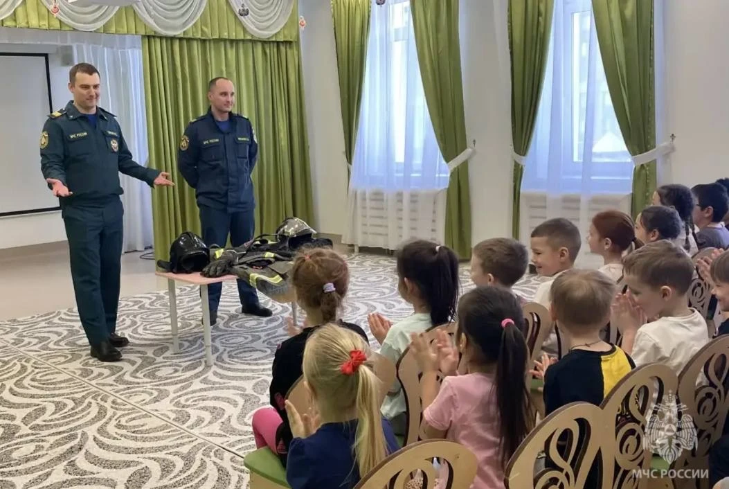 В гости к воспитанникам подготовительных групп «Искорка» и «Ручеёк» детского сада «Северное сияние» пришли сотрудники Молодёжного совета Главного управления - пожарные 1 пожарно-спасательной части города Салехарда В гости к воспитанникам подготовительных групп «Искорка» и «Ручеёк» детского сада «Северное сияние» пришли сотрудники Молодёжного совета Главного управления - пожарные 1 пожарно-спасательной части города Салехарда