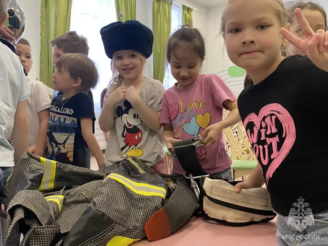 В гости к воспитанникам подготовительных групп «Искорка» и «Ручеёк» детского сада «Северное сияние» пришли сотрудники Молодёжного совета Главного управления - пожарные 1 пожарно-спасательной части города Салехарда В гости к воспитанникам подготовительных групп «Искорка» и «Ручеёк» детского сада «Северное сияние» пришли сотрудники Молодёжного совета Главного управления - пожарные 1 пожарно-спасательной части города Салехарда