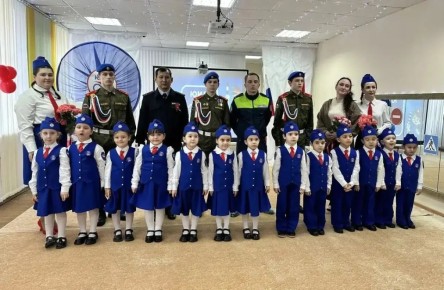 Сотрудники Госавтоинспекции города Новый Уренгой совместно с кадетами отряда «Вымпел Ямала» приняли участие в торжественной церемонии посвящения юных инспекторов движения