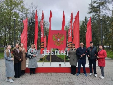 Сотрудники ТУ Росимущества в Вологодской области приняли участие в традиционной церемонии возложения цветов в память о героях ВОВ