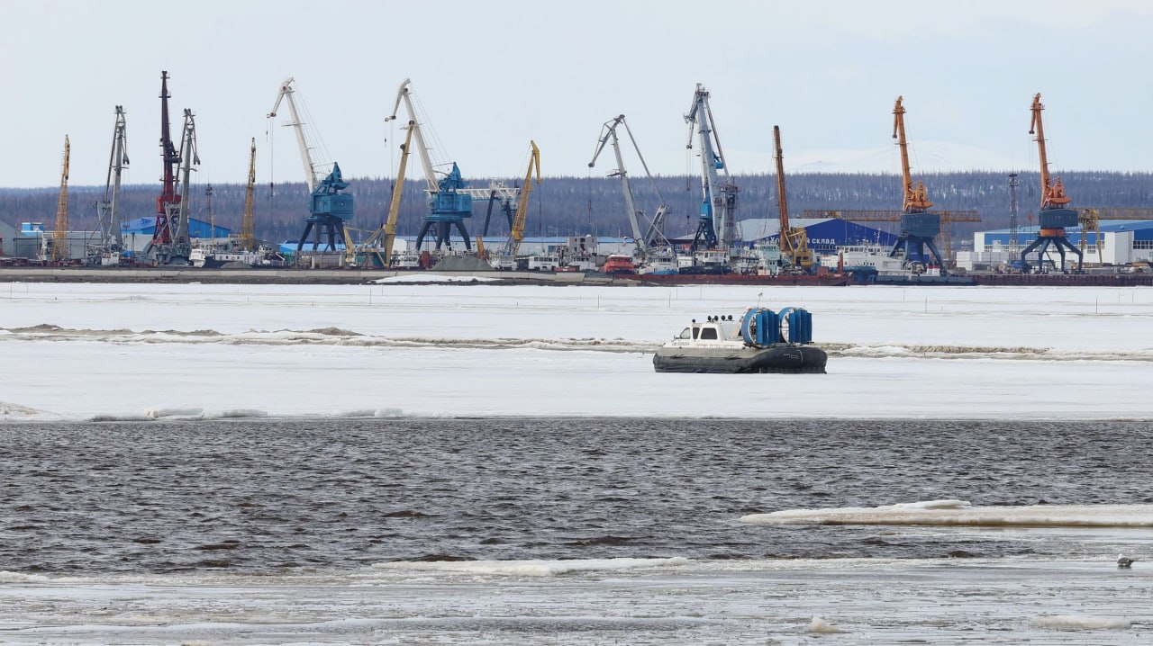 Первые подвижки льда заметили в Салехарде