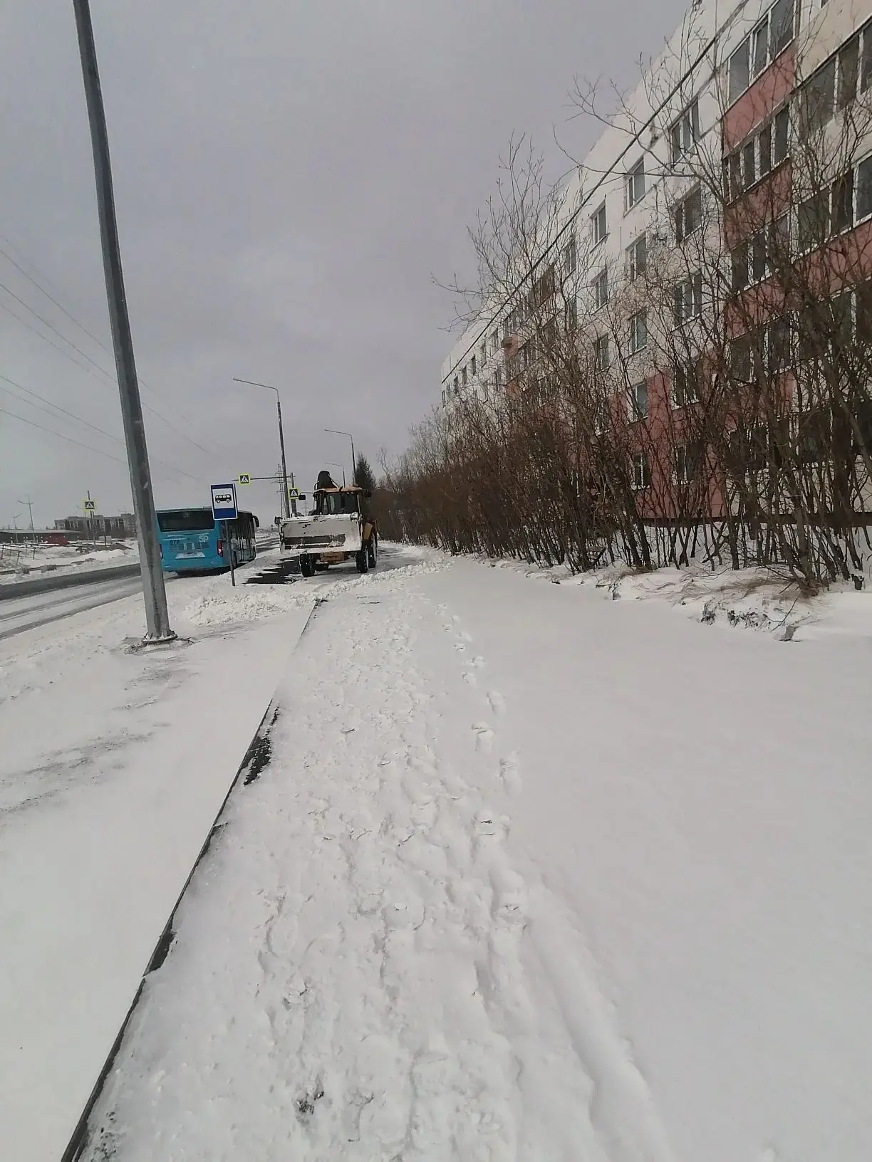 Работа по уборке и вывозу снега ведётся в усиленном режиме Работа по уборке и вывозу снега ведётся в усиленном режиме