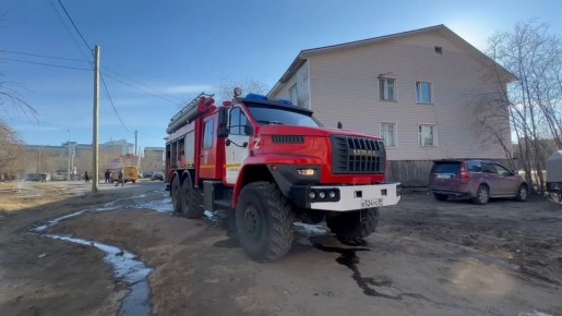 В Салехарде пожарные спасли трёх человек при пожаре в двухэтажном доме