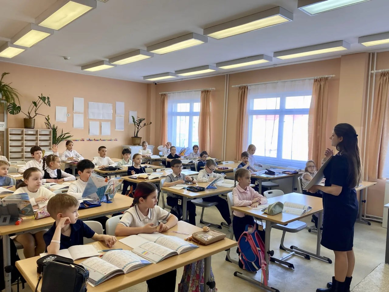 Госавтоинспекция Салехарда провела уроки дорожной безопасности для школьников в преддверии летних каникул Госавтоинспекция Салехарда провела уроки дорожной безопасности для школьников в преддверии летних каникул