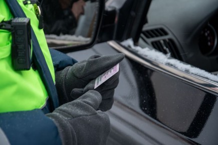 В Салехарде автоинспекторы задержали водителя с поддельными правами