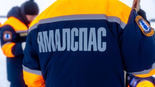 На Ямале спасатели эвакуировали двух человек с реки Полуй
