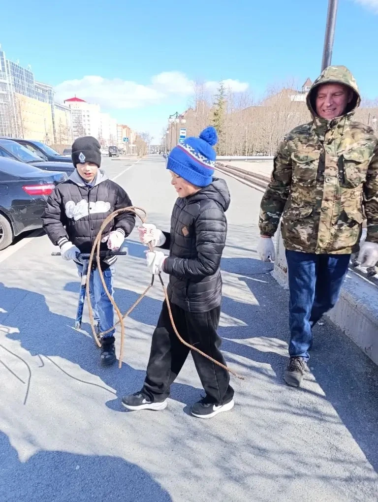 Маленькие помощники на субботнике Маленькие помощники на субботнике