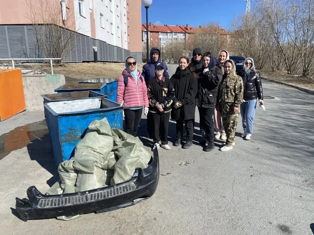 Маленькие помощники на субботнике Маленькие помощники на субботнике
