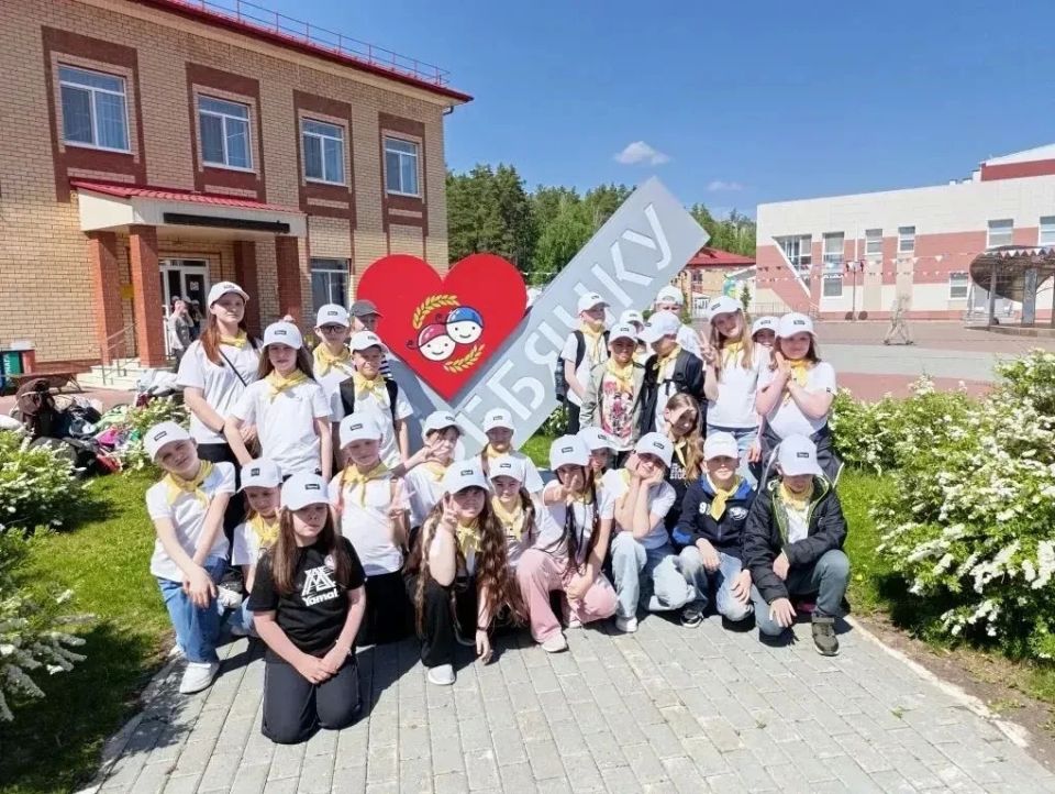 В добрый путь, «Орлята». 27 ребят из первой школы и их классный руководитель Наталия Игоревна Фролова стали одними из победителей регионального конкурса «Содружество Орлят России» и уже отправились на смену в «Олимпийскую... В добрый путь, «Орлята». 27 ребят из первой школы и их классный руководитель Наталия Игоревна Фролова стали одними из победителей регионального конкурса «Содружество Орлят России» и уже отправились на смену в «Олимпийскую...