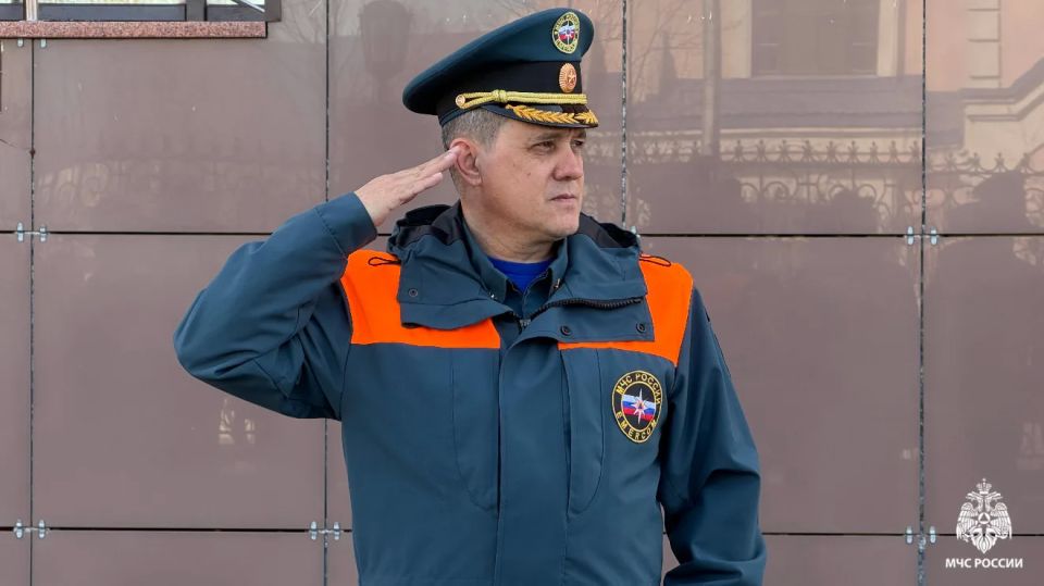 В Главном управлении МЧС России по Ямало-Ненецкому автономному округу возобновилась традиция — еженедельная церемония поднятия флагов России, МЧС России и Ямала В Главном управлении МЧС России по Ямало-Ненецкому автономному округу возобновилась традиция — еженедельная церемония поднятия флагов России, МЧС России и Ямала
